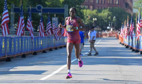 Kenijka po goljufiji rojakinje z veliko zamudo postala zmagovalka bostonskega maratona