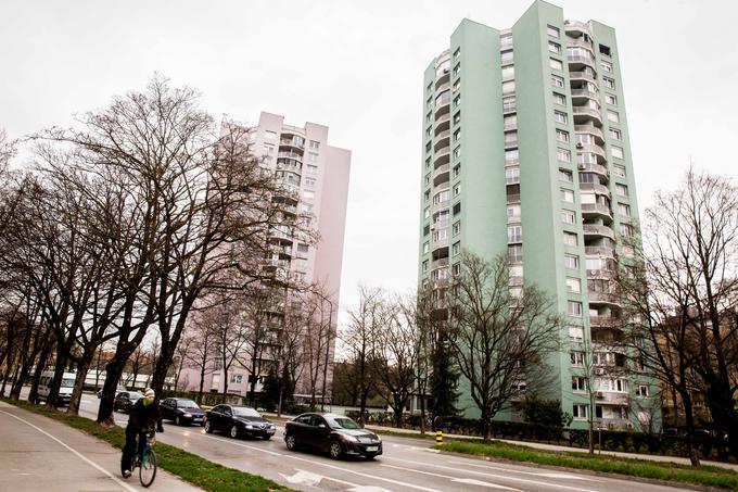 Velika vlaganja v omrežje bodo potrebna tudi za zagotovitev ustrezne moči za polnjenje električnih vozil tistih Slovencev, ki živijo v blokih. Na tem področju se v Sloveniji do zdaj ni še nič izboljšalo. | Foto: Vid Ponikvar