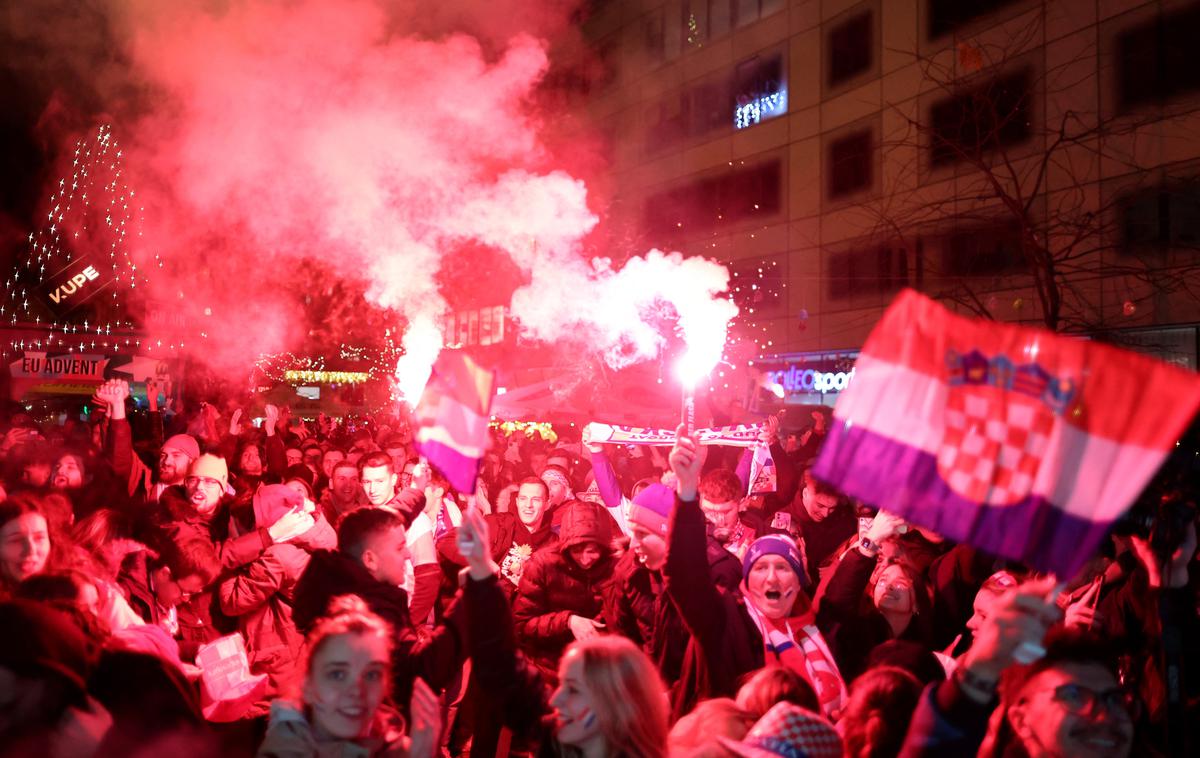 Hrvaška navijači | "Pri Hrvatih občudujemo ta občutek pripadnosti, kar je res velik plus. Tega Slovenci nimamo, Argentinci imajo tega naboja mogoče nekoliko več kot Slovenci, Hrvati pa so v tem res najboljši," opozarja Mirko Vasle. | Foto Guliverimage