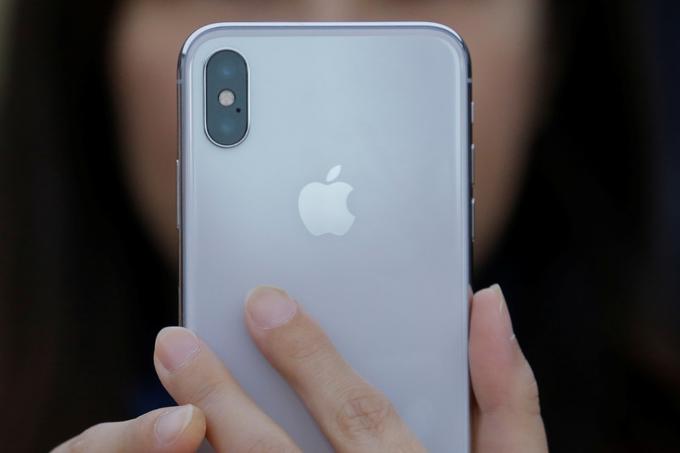 Apple na dogodku 12. septembra po ugibanju poznavalcev skoraj zagotovo ne bo predstavil samo pametnih telefonov iPhone, temveč še kaj drugega, saj so v podjetju znani po tem, da občasno iz rokava povlečejo še kakšnega asa. Govori se o novi tablici iPad, novem pametnem zvočniku HomePod ali celo novi pametni uri Apple Watch. Na uro morda namiguje tudi silhueta na vabilu na dogodek - okroglo namreč ni le novo domovanje Appla, temveč tudi številne zapestne ure. Na fotografiji pametni telefon iPhone X. | Foto: Reuters