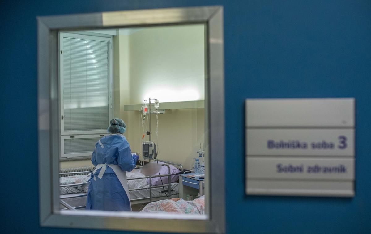 Infekcijska klinika | Komisija za medicinsko etiko obžaluje tudi javne nastope nekaterih zdravnikov, ki v nasprotju s strokovnimi in etičnimi načeli svojega poklica ne nasprotujejo le cepljenju, ampak omalovažujejo tudi stroko, ki naj bi ji pripadali, so zapisali v javnem pismu. | Foto Matej Povše/ UKC Ljubljana