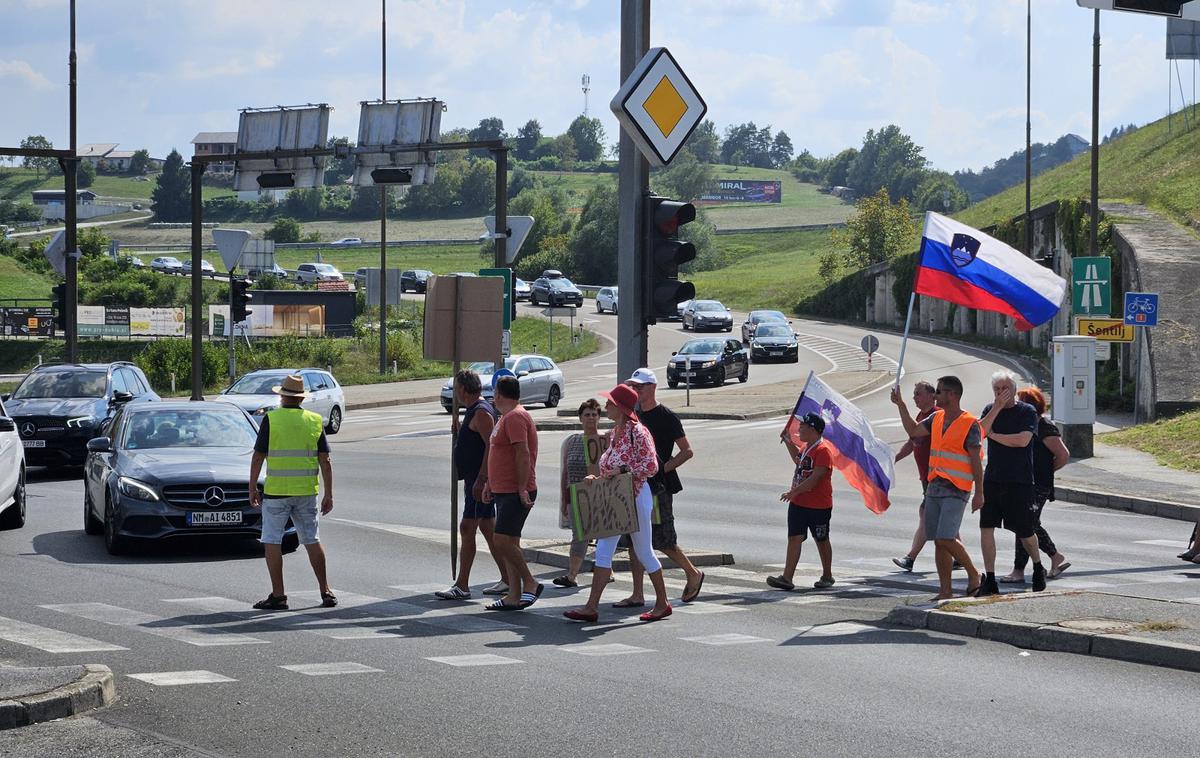 Protestni shod Šentilj | Protestni sprehod čez cesto, s katerim so upočasnili vožnjo avtomobilov. | Foto STA