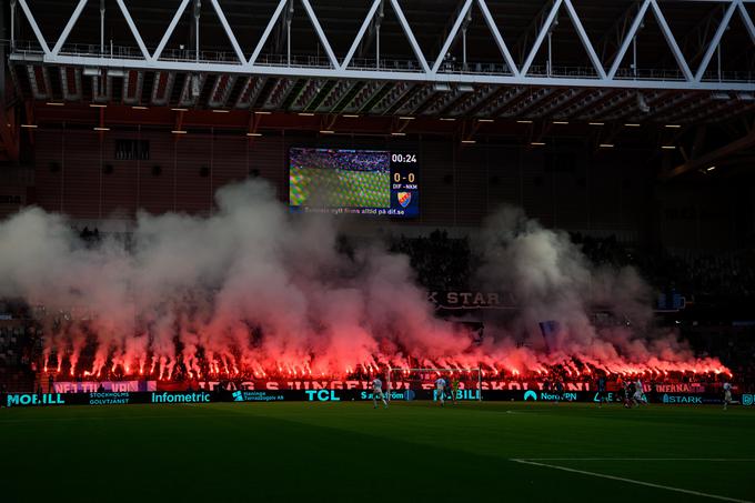 Pirotehnični šov navijačev Djurgardna ob začetku srečanja z Mariborom. | Foto: Guliverimage