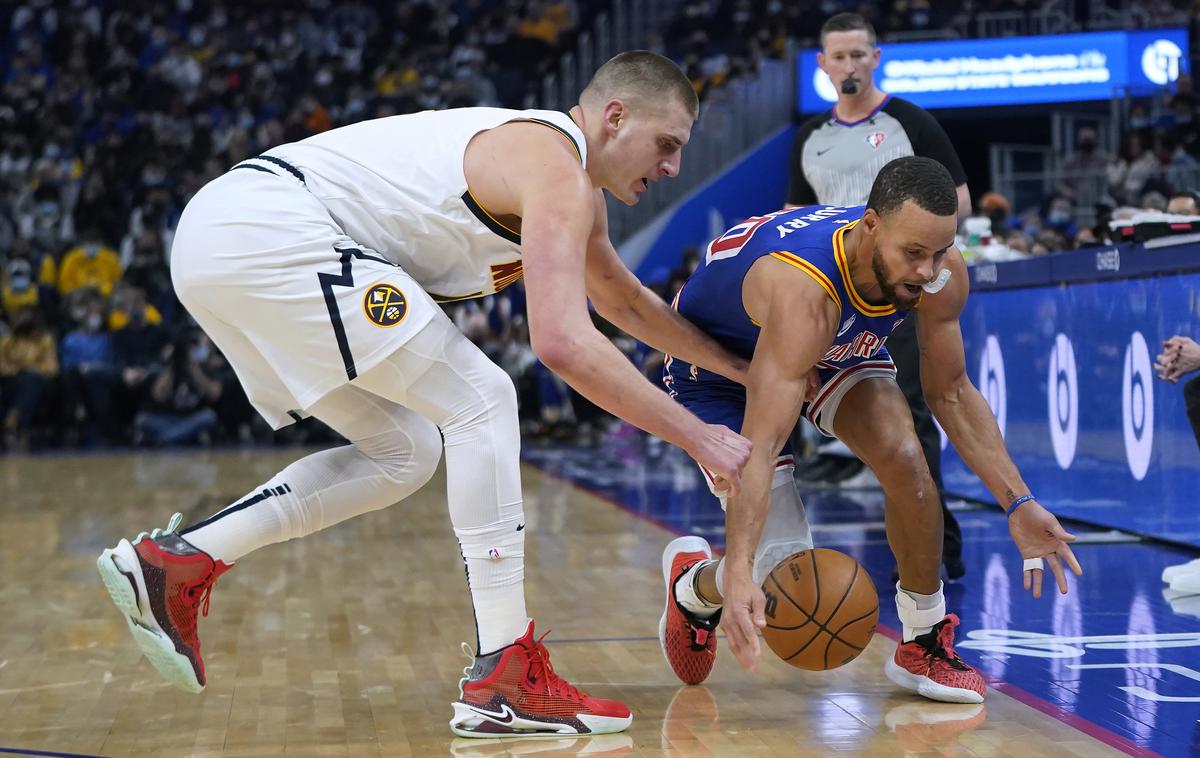 Nikola Jokić | Nikola Jokić in Stephen Curry sta na srečanju med Denverjem in Golden Statom dosegla največ točk, a na koncu je več razlogov za veselje imel Srb. Denver je tekmo dobil z rezultatom 89:86. | Foto Guliverimage