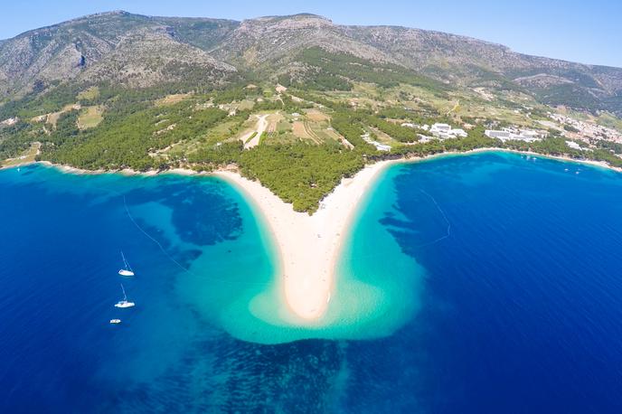 Zlatni rat, Zlati rt | Direktor turistične skupnosti v Bolu na dalmatinskem otoku Brač priznava, da je te dni gostov manj kot pred točno enim letom, a vztrajno zavrača namige, da gre za "julijsko luknjo". | Foto Thinkstock