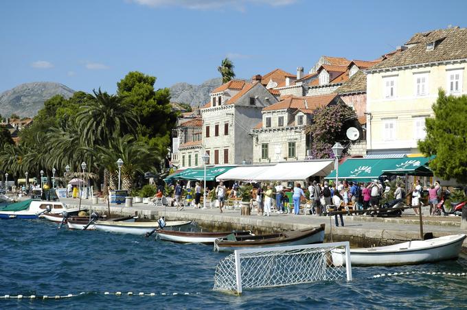 Tako Čedad v Furlaniji kot Cavtat v Dalmaciji imata podlago v latinskem imenu Civitatis/Civitatem. V zahodni romanščini, ki se je govorila v današnji Furlaniji, je nastala oblika Čividade, v bolj arhaični vzhodni romanščini (ta ni preoblikovala glasu k v glas č, glasu t pa ne v glas d), ki se je govorila v Dalmaciji v zgodnjem srednjem veku, pa je nastala oblika Kivitate. Praslovansko govoreči Slovani so ime prvega mesta prevzeli v obliki Čividadu, drugega pa kot Kivitatu. V slovenščini je Čividadu zdaj Čedad, v srbohrvaščini pa je Kivitatu zdaj Cavtat, ker se je praslovanski glas k v določenih položajih pozneje preoblikoval v c (v slovenščini bi iz imena Kivitatu verjetno nastala oblika Cevtat). | Foto: Guliverimage/Vladimir Fedorenko