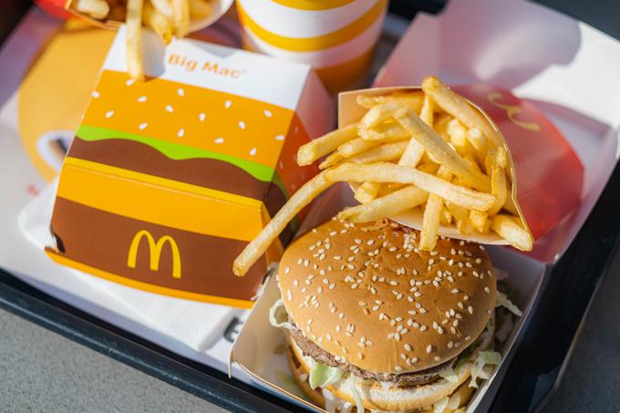 Veliki BigMac McMenu z enim hamburgerjem, krompirčkom in pijačo v restavraciji McDonald’s v Trstu v Italiji stane skoraj dest evrov. Fotografija je simbolična.  | Foto: Shutterstock