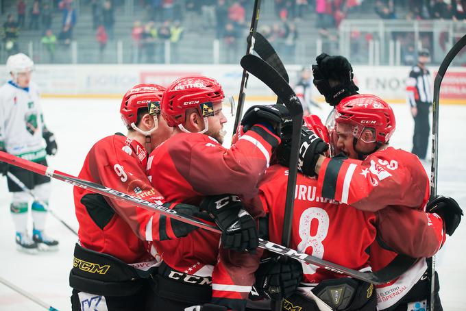 Jeseničani so v drugi tretjini povsem prevladovali in povedli s 3:1. | Foto: Peter Podobnik/Sportida