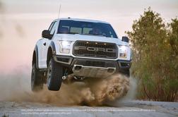 Ford F-150 raptor – več peska lahko v zrak požene le še puščavski vihar (video)