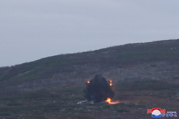 Severna Koreja, testiranje rakete | Čeprav proti Severni Koreji veljajo številne mednarodne sankcije, ki naj bi omejile njen jedrski in raketni program, Pjongjang že leta razvija rakete, tudi takšne, ki bi lahko nosile jedrske konice. Napetosti na Korejskem polotoku se zato že dolgo zaostrujejo. | Foto Reuters