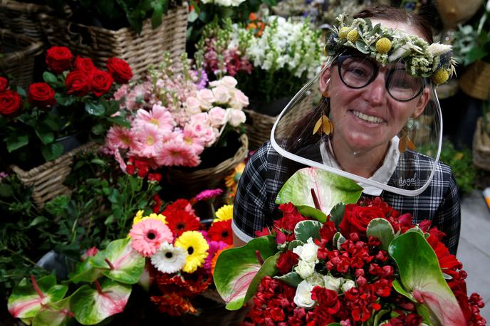 vizir, epidemija, covid-19 | Nekateri menijo, da jim preprosti plastični vizirji zagotavljajo zadostno zaščito pred virusi, a zdravniki opozarjajo, da ni tako. | Foto Reuters