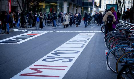 Nekaj sto protestnikov blokiralo središče Ljubljane