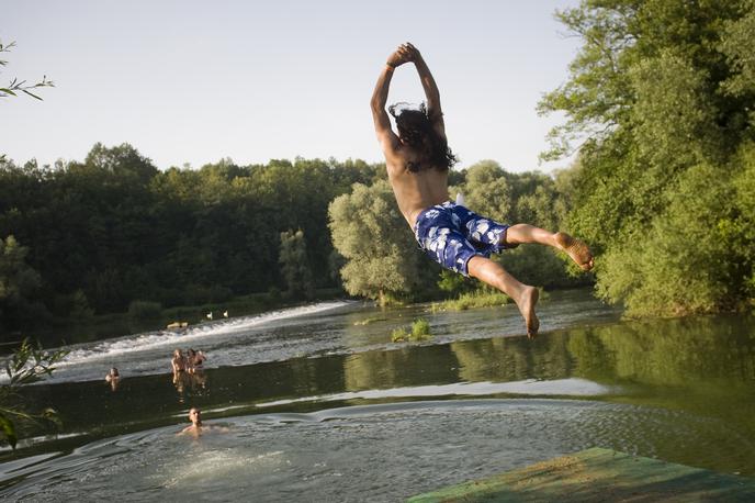 mladi narav otroci poletje | Foto Zaradi vročinskega vala je veliko staršev v dilemi, kako dolgo naj pustijo otroke na prostem in v vročini.