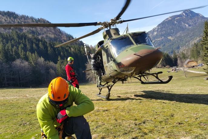 Helikoptersko reševanje | Foto Matjaž Šerkezi