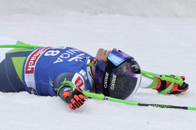 Ilka Štuhec | Ilka Štuhec je bila na zadnjem smuku druga. Od sreče je padla po tleh. | Foto Reuters