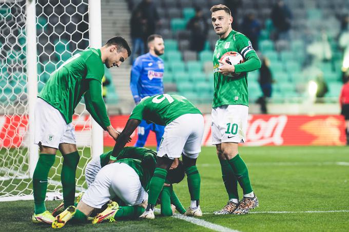 Ko je Robert Prosinečki debitiral kot trener zmajev proti Radomljam, je v začetno postavo uvrstil izmed Slovencev Timija Maxa Elšnika in Marcela Ratnika. | Foto: Grega Valančič/Sportida