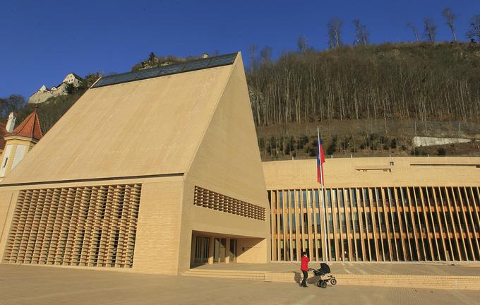 Liechtenstein ima 25-članski parlament (na fotografiji). Na zadnjih volitvah, ki so bile 5. februarja letos, je največ glasov dobila nacionalno-konservativna stranka Napredna meščanska stranka (devet sedežev), sledijo krščansko-demokratska Domovinska zveza (osem sedežev), stranka Neodvisni (pet sedežev), ki nasprotuje sprejemanju beguncev, in levosredinska Svobodna lista (trije sedeži).  | Foto: Reuters