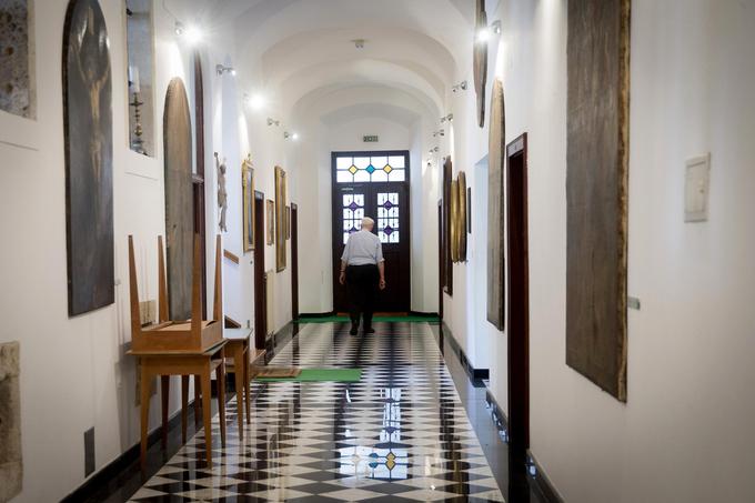 Samostanska knjižnica hrani številne knjižne zaklade - tudi Dalmatina in Valvasorja. | Foto: 