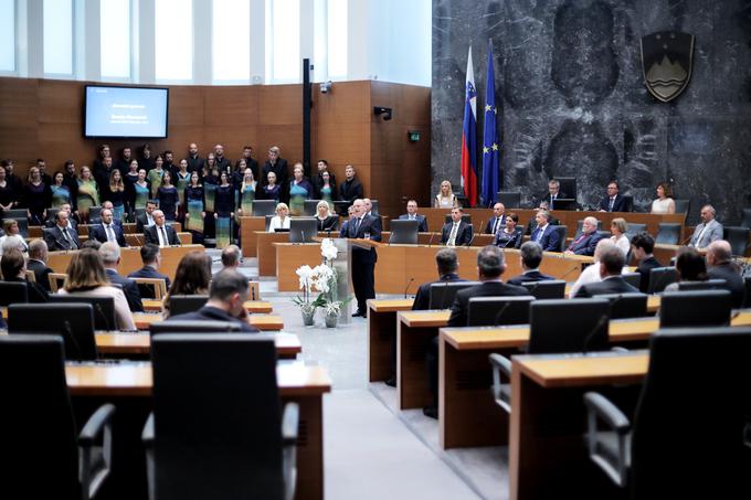 Podpredsednik DZ Branko Simonovič je v slavnostnem govoru izrazil "poklon narodu, ki se je v tistih zahtevnih časih povezal in poenotil". "Ta poklon gre vsem Slovenkam in Slovencem doma in v tujini, vsem državljankam in državljanom. In ta poklon gre tudi vsem prijateljem Slovenije širom sveta, ki so jo na tej poti podpirali in bodrili," je povedal na slavnostni seji DZ. | Foto: STA ,