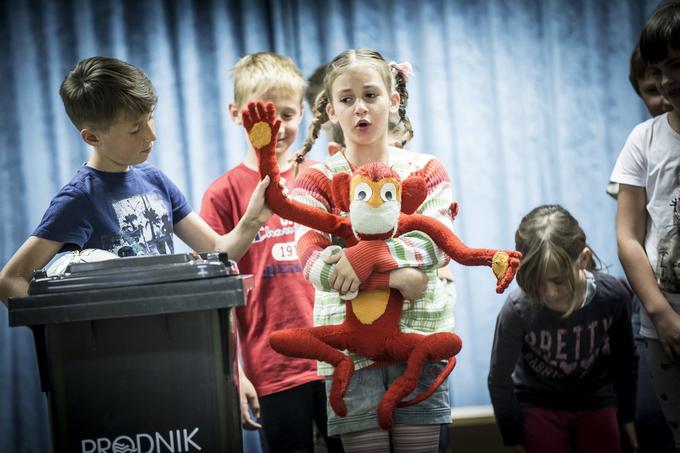 Ob našem obisku so prav ti tretješolci in nekaj učencev iz drugega razreda za otroke iz vrtca pripravili predstavo po knjigi Alenke Žumbar Klopčič, v Krašnji živeče pisateljice otroških ekoknjig. Pisateljica jih redno obiskuje in otroci poznajo že prav vsa njena dela. | Foto: Ana Kovač