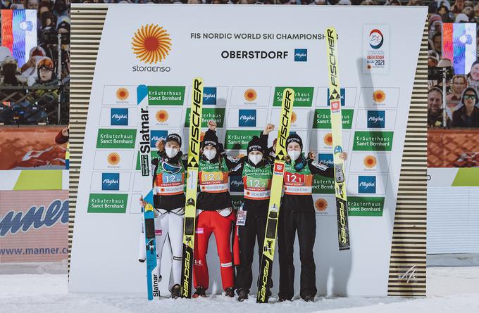 Veselje slovenskih skakalk ob osvojeni srebrni medalji. Po tekmi so poudarile, da so imele nekaj grenkega priokusa, saj so se spogledovale z zlatim odličjem. | Foto: Sportida