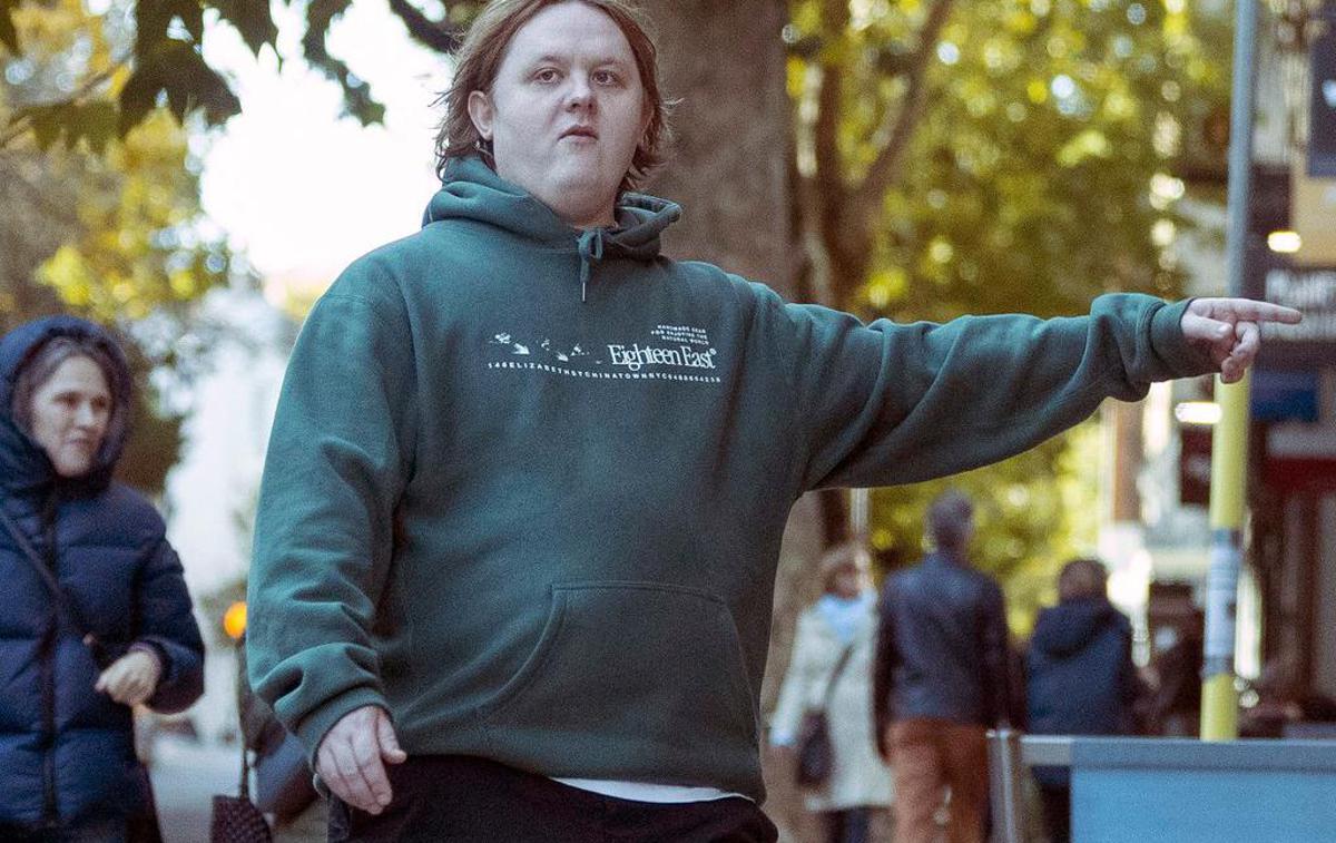 Lewis Capaldi | Med sprehodom po parku je škotski pevec pomagal nezavestni ženski. | Foto Profimedia