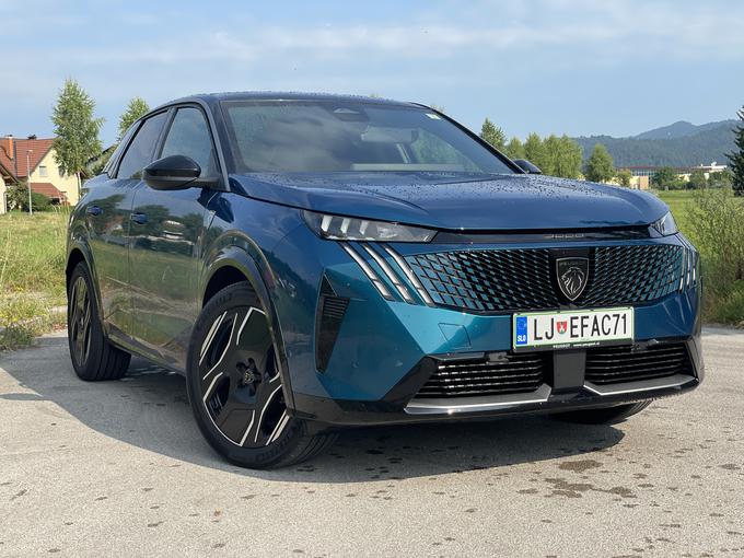 Novi peugeot 3008 je resda oblikovno eden najvpadljivejših avtomobilov leta, njegov test pa je bil pomemben tudi zaradi preizkusa konkurenčnosti celotne Stellantisove platforme STLA medium – novi 3008 je prvi avtomobil s te platforme. Z električnim smo se v enem dnevu odpeljali do Budimpešte in nazaj (poraba je bila solidna, moč polnjenja bi lahko/morala biti še nekoliko boljša), s klasičnim hibridnim pogonom pa je za 3008 (in tudi druge sorodne modele v prihodnje) bencinsko gorivo še vedno najpomembnejše. Moti predvsem še vedno velika cenovna razlika med obema različicama. | Foto: Gregor Pavšič