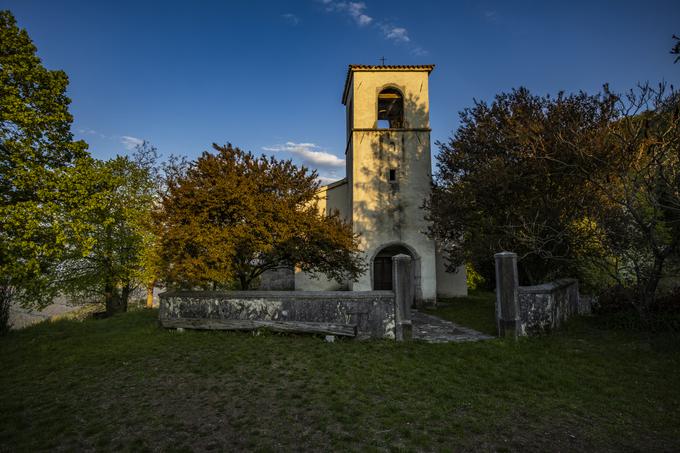 Skozi vas Pedrovo se pride na vrh Šumke. Severna pobočja Šumke in Ovčnjaka je močno prizadel velik gozdni požar leta 2006, ki je uničil stare borove gozdove, danes pa imamo zaradi tega odprte razglede proti Vipavski dolini in Alpam na eni ter Jadranskemu morju na drugi strani.  | Foto: Getty Images