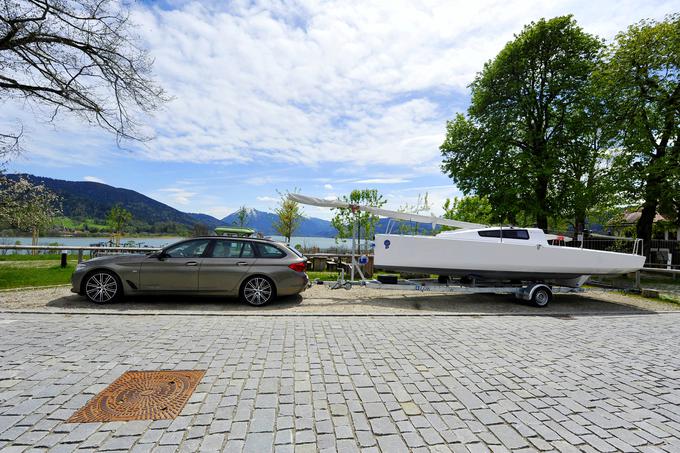 Gre za karavan, ki mora znati sodelovati tudi pri aktivnem družinskem življenju, kjer sta v krogih njegovih voznikov nemalokrat tudi navtika in športno konjeništvo. Na kljuko je mogoče zapeti dve toni težko prikolico. | Foto: Jure Gregorčič