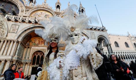 Začetek beneškega karnevala zaznamovali s sprevodom mask in uličnih umetnikov #foto #video