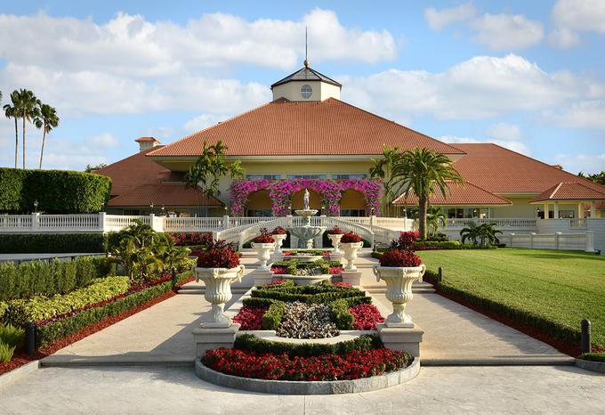 Trumpov hotel v miamijski soseski Doral obkroža kar pet igrišč za golf. | Foto: trumphotelcollection.com