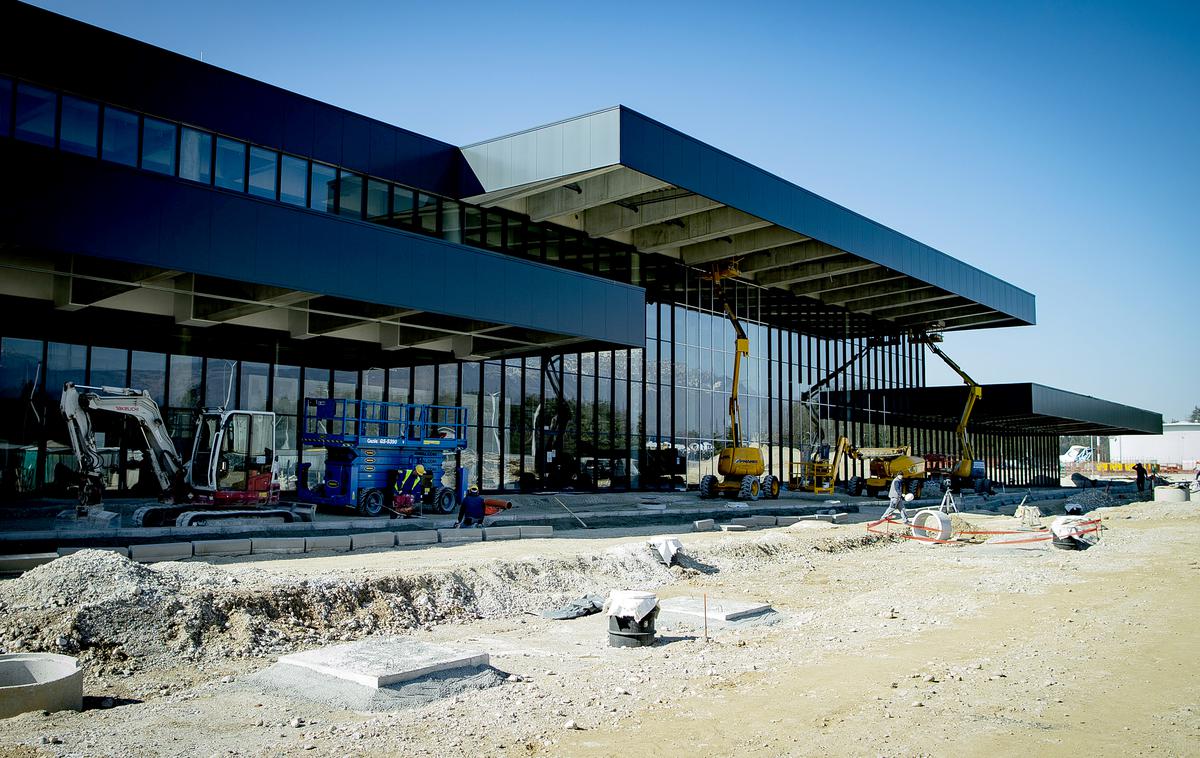 Terminal na letališču Brnik | Nov potniški terminal ljubljanskega letališča bo prve potnike sprejel v začetku julija. | Foto Ana Kovač