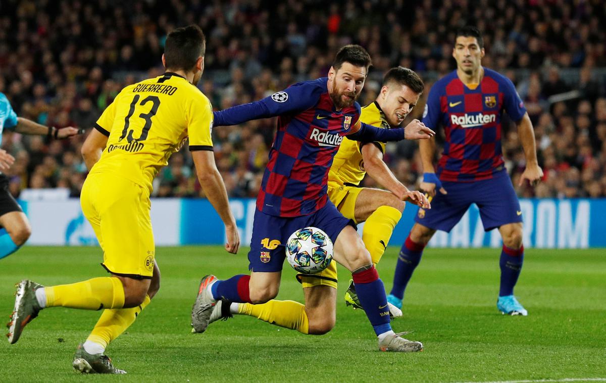 Julian Weigl vs Lionel Messi | Julian Weigl v spopadu z Lionelom Messijem. | Foto Reuters