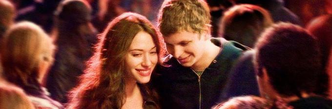 Fant (Michael Cera) želi ubežati obsedenosti z dekletom, ki ga je pravkar izgubil. Pomaga mu neznanka (Kat Dennings), ki ga povede na romantično eskapado po nočnih klubih na Manhattnu. • V petek, 22. 6., ob 17.30 na Cinemax 2.* │ Tudi na HBO OD/GO. | Foto: 