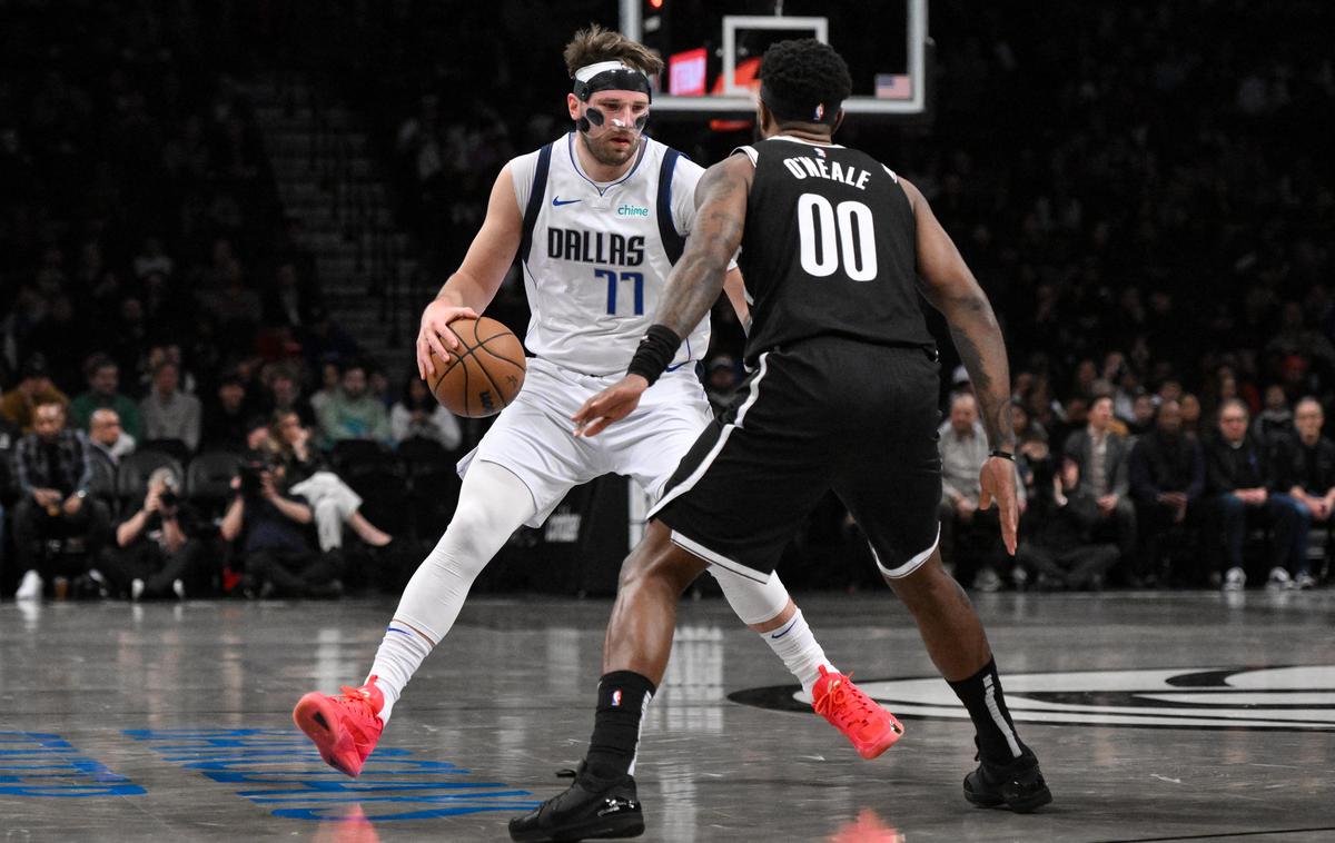 Luka Dončić | Slovenski košarkar je srečanje začel z zaščitno masko, ki mu je povzročala nemalo težav, zato je v nadaljevanju igral brez nje. | Foto Reuters