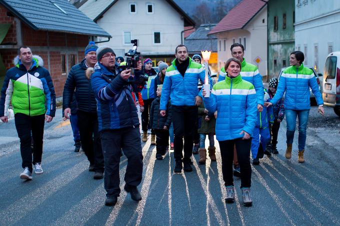 Dovžanova je bila ena od nosilk slovenske olimpijske bakle, ki je včeraj pripotovala v svoj domači kraj, Mojstrano. Baklo so nosili tudi nekdanji deskar Dejan Košir in smučar Jure Košir, na glavno prizorišče, v park olimpijcev v Mojstrani, pa jo je prinesla najstarejša slovenska olimpijka Mara Rekar. | Foto: Žiga Zupan/Sportida