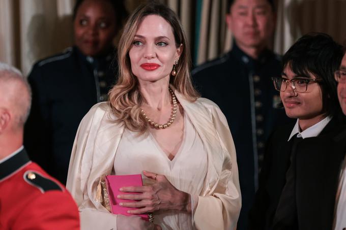 Angelina Jolie s sinom Maddoxom aprila letos na večerji v Beli hiši. | Foto: Guliverimage