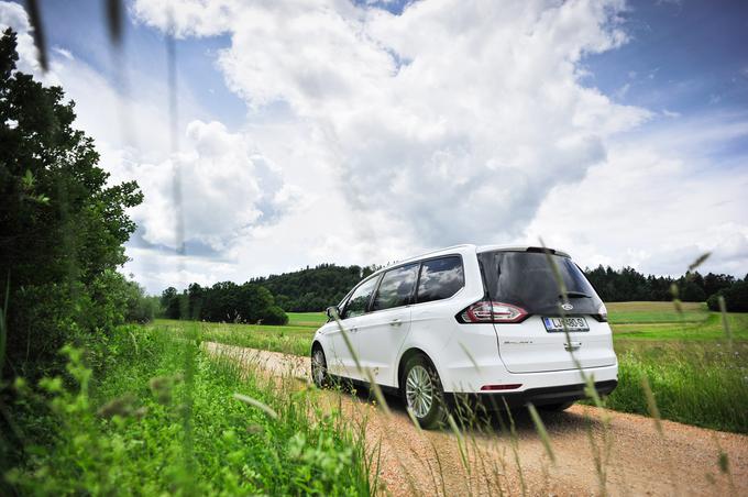 Galaxy res da je zelo prostoren, a hkrati tudi težek, saj brez potnikov in prtljage tehta skoraj 1,8 tone. Ko ga družina "otovori" za izlet ali počitnice, ima motor kljub 180-glavi konjenici precej težko nalogo. To se pozna pri porabi, saj je na testu z 8,2 litra zahteval precej več, kot obljublja tovarna.  | Foto: Ciril Komotar