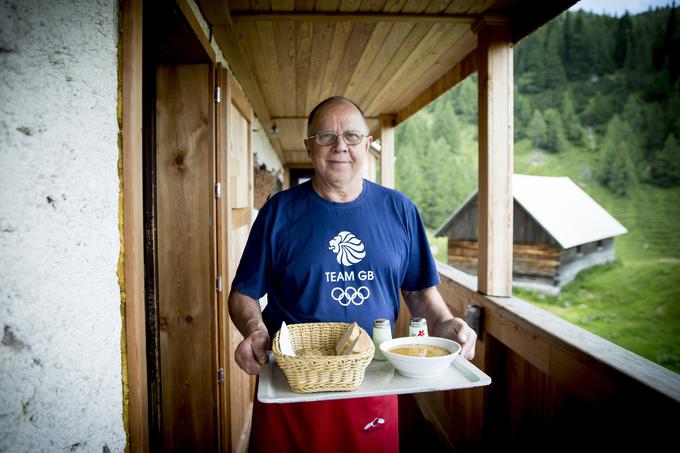 Oskrbništvo ga je naučilo marsikaterih reči, ki mu s pridom olajša obiske v dolini.  | Foto: 