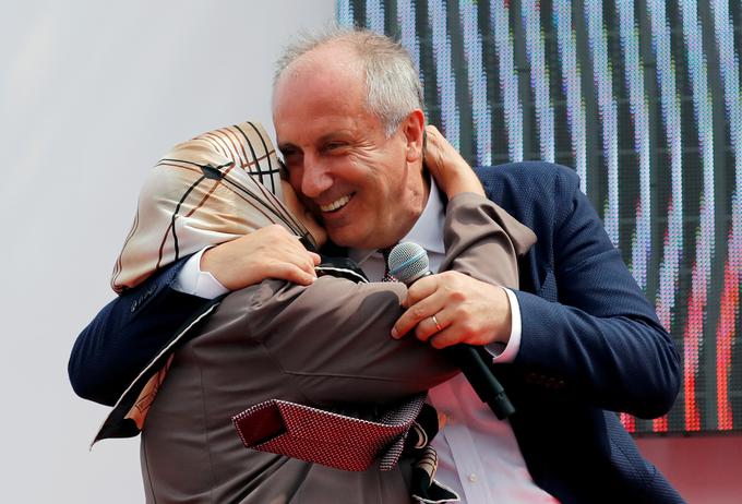 Kandidat Republikanske ljudske stranke (CHP) Muharrem Ince z materjo Zekiye Ince na volilnem zborovanju v Istanbulu. | Foto: Reuters