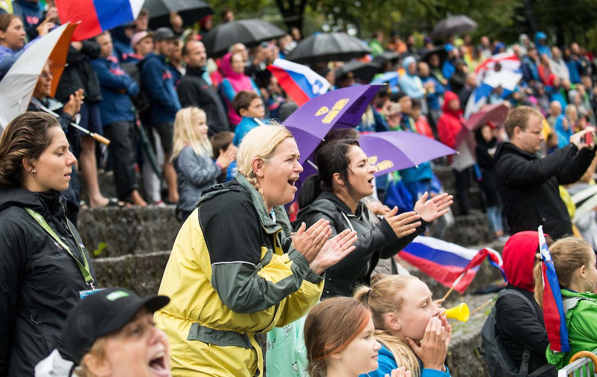 Tacen | Kot ponavadi so bili tudi tokrat slovenski navijači zelo glasni. Na fotografiji mama in partnerica našega kanuista Benjamina Savška. | Foto Vid Ponikvar/Sportida