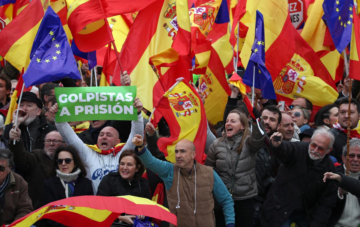 Protesti v Madridu | Ob protestih so osrednji trg Plaza de Colon v Madridu prekrile španske nacionalne zastave. | Foto Reuters