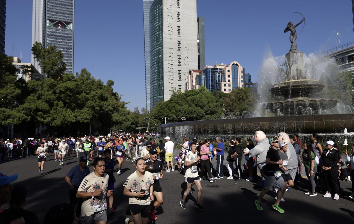 maraton Ciudad de Mexico | Maratonci na glavni aveniji v Ciudad de Mexicu. | Foto Guliverimage