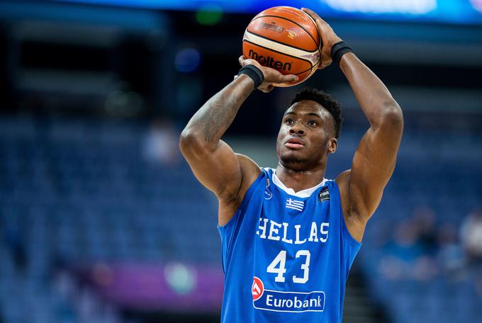 Thanasis Antetokounmpo (letnik 1992, 201 cm): košarkarsko pot je začel pri grškem nižjeligašu Filathlitikosu. Leta 2013 se je preselil v ZDA, kjer je igral v razvojni ligi in se leta 2016 zgolj za epizodno vlogo pri NY Knicks prebil tudi v ligo NBA. Sledila je vrnitev v Evropo. Sprva v Andoro, od leta 2017 pa je član Panathinaikosa. | Foto: Vid Ponikvar