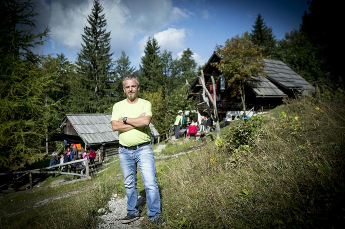 Koča na Klemenči jami | Rado Novak je oskrbnik Koče na Klemenči jami pod Ojstrico, ki ste jo v četrti sezoni akcije Naj planinska koča izbrali za naj visokogorsko planinsko kočo. | Foto Ana Kovač