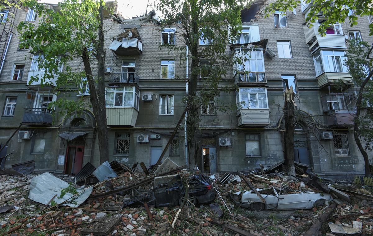 Posledice ruskega napada na regijo Dnipropetrovsk | Posledice ruskega napada na ukrajinsko regijo Dnipropetrovsk, kjer je bilo ubitih najmanj osem ljudi. | Foto Reuters