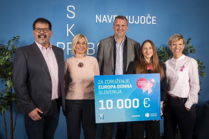 Telekom Slovenije | Telekom Slovenije in Samsung spodbujata k uporabi prenovljene mobilne aplikacije Breast test, ki ženske spodbuja k rednemu samopregledovanju dojk in telesni aktivnosti.  | Foto Telekom Slovenije