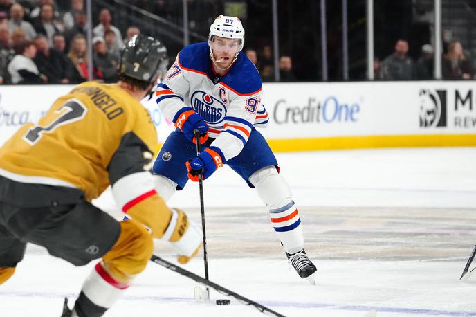 Vegas Golden Knights : Edmonton Oilers, Connor McDavid | Connorju McDavidu in soigralcem Edmont Oilers zmagovitega niza ni uspelo podaljšati na 17. Vegas jih je premagal s 3:1 in jim preprečil izenačitev najdaljše zmagovite serije v zgodovini ligi NHL, pod katero se je leta 1993 podpisal Pittsburgh. | Foto Reuters