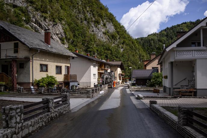 Črna na Koroškem | Kljub temu, da je podoba črne na Koroškem povsem drugačna kot pred štirimi tedni, Črnjani še vedno potrebujejo pomoč v obliki težke mehanizacije in obljubljena finančna sredstva. Pa tudi pridnih rok prostovoljcev se ne branijo. | Foto Ana Kovač