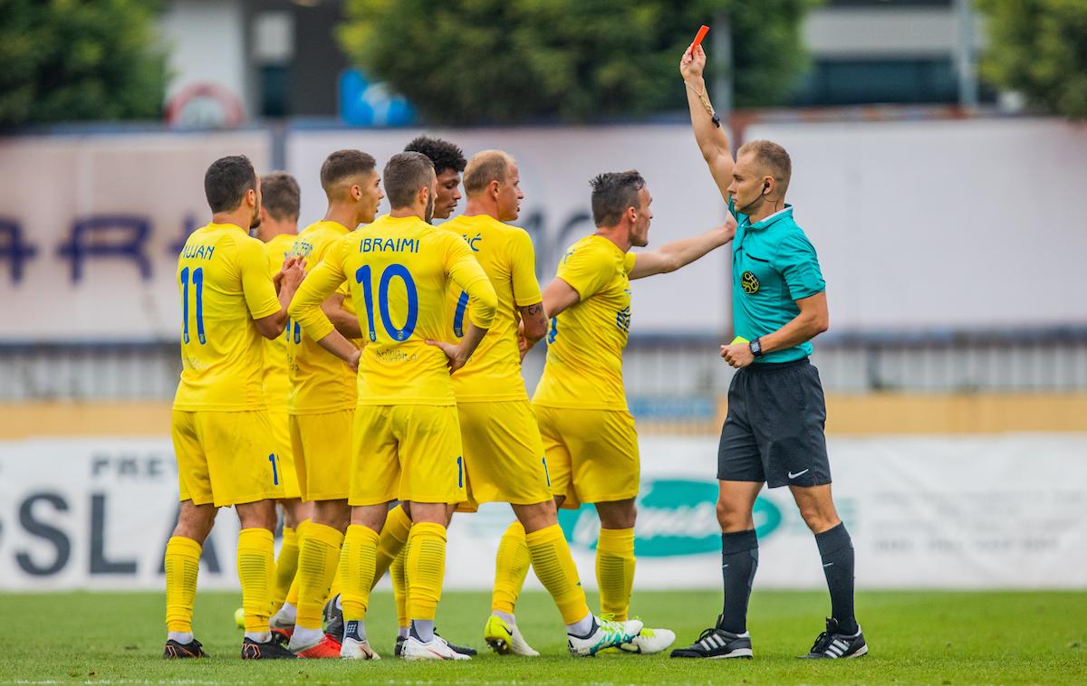 Domžale Mura | Senijad Ibričić je moral predčasno pod prho na tekmi proti Muri. | Foto Urban Meglič/Sportida